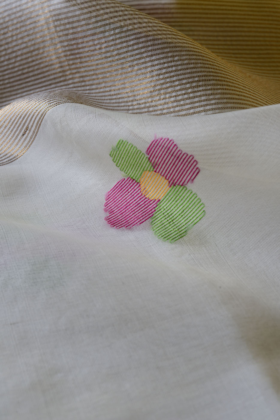 Handwoven Matka Muslin Jamdani Saree - Image 3