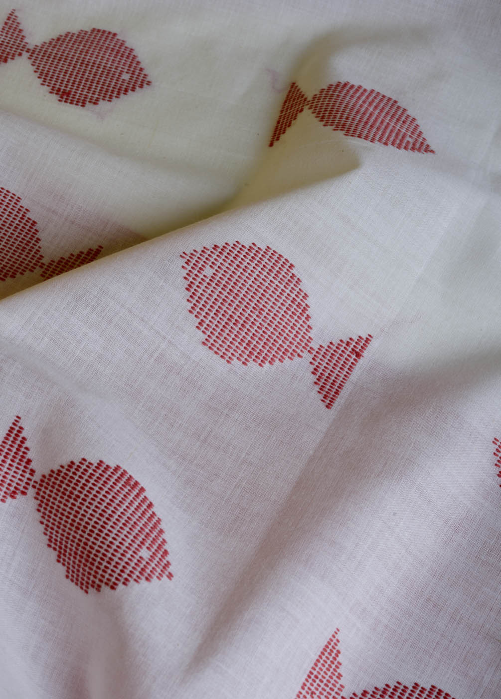 Handwoven Red & White Fish Motif Bawanbooti Saree - Image 2