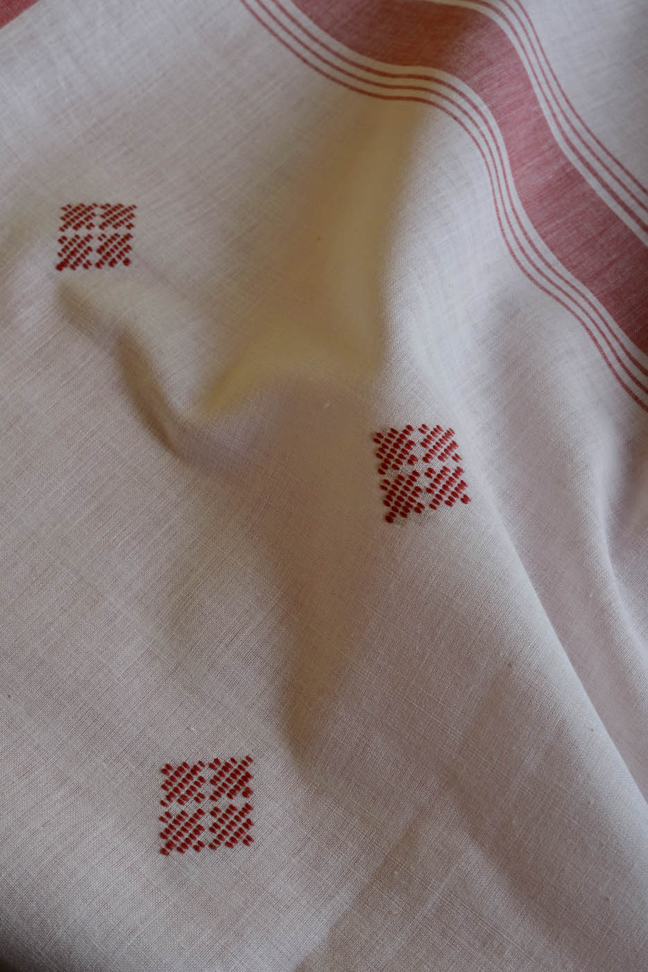 Handwoven Red & White Fish Motif Bawanbooti Saree - Image 4