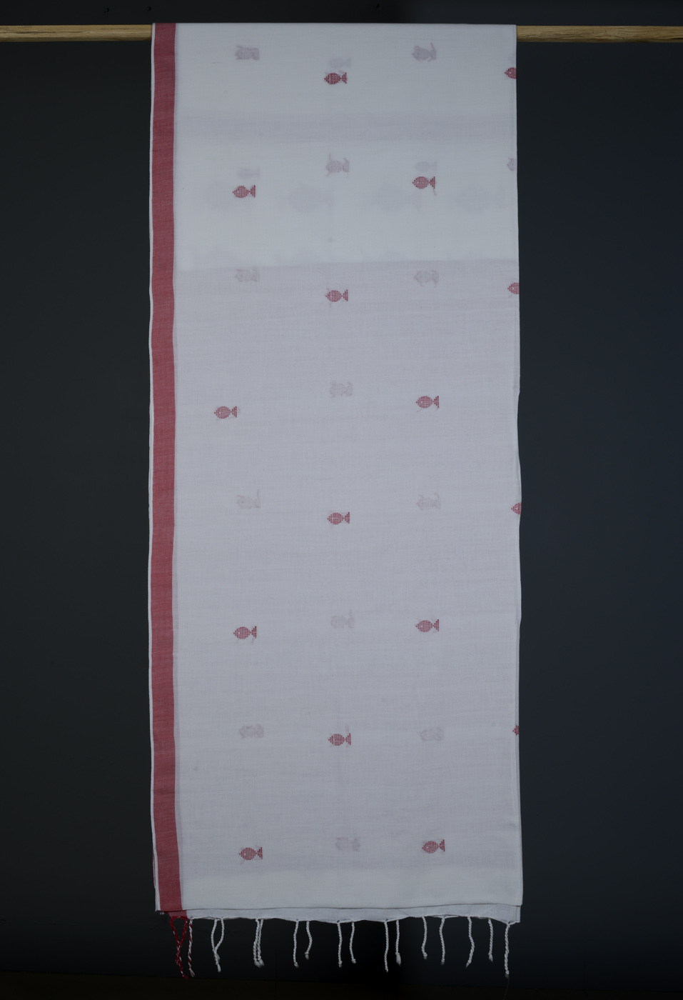 Handwoven Red & White Fish Motif Bawanbooti Saree - Image 3